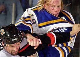 執行者[冰球比賽中專門負責打架的隊員]