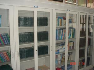 1.資料室:學院資料室有中、英、日、俄、法等各類圖書(音像)、期刊資料 2000 多冊(盤),資源師生共享。 2.語音室:學院現有 4 個語音室,有效座位 368 座,在建語音室 2 個,有效座位數 120 座。