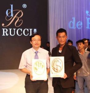 慕思總裁姚吉慶與古天樂共同按下手印啟動慕思全球健康睡眠文化之旅澳州站昆明啟動儀式