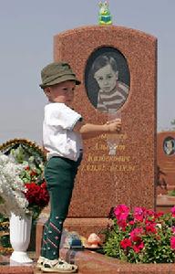 小男孩紀念別斯蘭人質事件中遇難人員