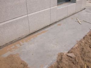 2作用編輯勒腳的作用石勒腳石勒腳是防止地面水、屋檐滴下的雨水的侵蝕以及外力對該部位的撞擊的，從而保護牆面，保證室內乾燥，提高建築物的耐久性。也能使建築的外觀更加美觀。勒腳部位外抹水泥砂漿或外貼石材等防水耐久的材料，應與散水、牆身水平防潮層形成閉合的防潮系統。