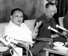1982年，耿飈和鄧小平在軍委的一次會議上