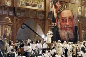 科普特教會的臨時教宗Pope Bakhomious（中）高舉一張有塔瓦德洛斯主教（Bishop Tawadros）名字的字條，在2012年11月4日由Bishoy Gerges選出