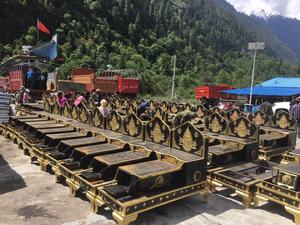 2018年5月11日駐阿扎村工作隊開展藏式火爐發放儀式