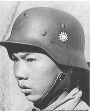 佩戴M35鋼盔的年輕中國軍人