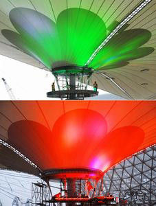 這張拼版照片為上海世博園世博軸首次燈光調試