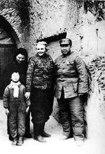 1946年冬，與朱德、康克清（延安棗園)