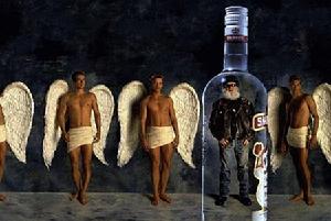 聖誕老人在天使之間，不同的是，他這次沒穿紅白聖誕服……聖誕老人在Smirnoff面前捨棄以往的形象，變得時髦和搖滾，好好的high一場……