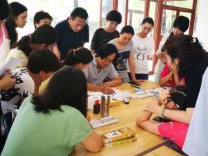 李老師親自演示團扇繪畫