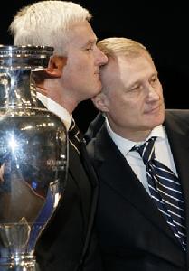 波蘭足協主席利斯特凱維奇（左）和烏克蘭足協主席蘇爾基斯一起慶祝