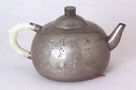 清朱堅刻梅花詩句錫茶壺 清朱堅刻梅花詩句錫茶壺