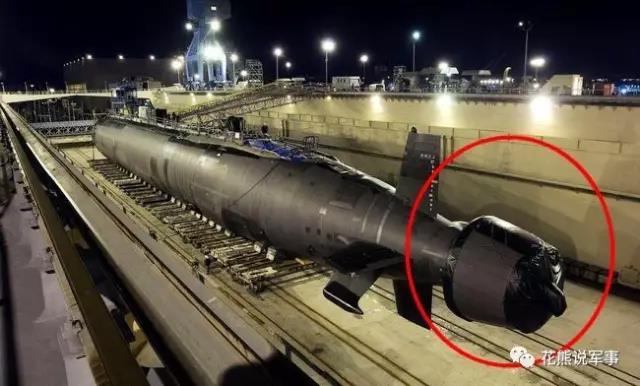 美國“維吉尼亞”級核潛艇，紅圈內是泵噴推進器，因保密還蓋上了帆布