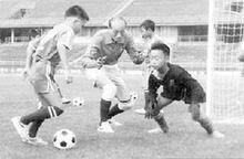 張邦綸在輔導少年足球隊