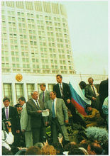 葉爾欽登上坦克對人民講話