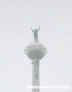 法國“蜘蛛人”徒手攀上吉隆坡雙子塔