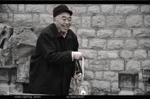 黑虎泉邊打水人