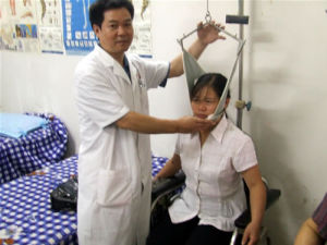 著名骨傷科張華主任正在為病人做頸椎牽引治療