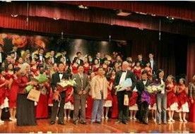 2009年4月17日杭州二中“年華”合唱團與美國加州洛斯阿圖斯高中“大街合唱團”聯袂演出