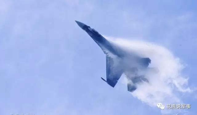 在航展中表現出優異機動性的蘇35，但只是在亞音速範圍內