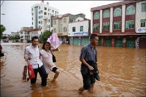 8月7日，在徐聞縣下橋鎮，人們走在嚴重積水的街上