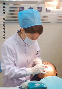 馮彩霞精益求精,傾心為患者治療。