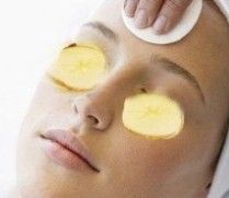 土豆片敷眼去黑眼圈法