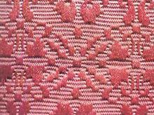 絲綢[用蠶絲或人造絲純織或交織而成的織品總稱]