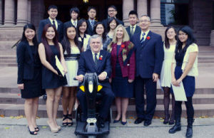 左起前排：陳思穎、黎雪怡、Jessica Chan、陳芷緹、省督昂利、李宣禧、黃敏珊、愛丁堡公爵獎勵計畫董事Lynn McGrade、「展望」主席李樹德、馮諾睛及黃懿婷。左起後排：韓學增、何翹軒、陸俊禮、林禮賢及陳曉峰。