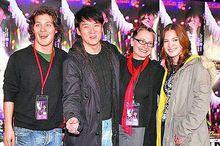 周厚恩（右）與父母、哥哥一起