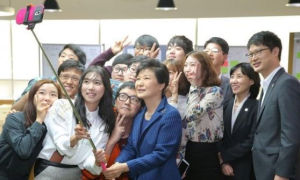 韓國總統朴槿惠與民眾自拍合照 