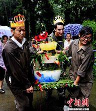 志願者為海歸熊貓送上生日蛋糕