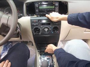 把空調控制臺卸下