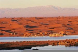 騰格里沙漠月亮湖旅遊區