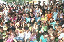 黑Girl大屯國小和小學生們拍照