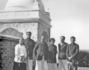 1938年美赫巴巴與滿德里在三摩地前合影