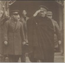 初到西安，楊虎城（右）