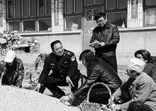 李培斌（左二）在工作一線