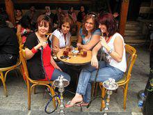 勇敢打破宗教束縛的阿拉伯女人在抽水煙