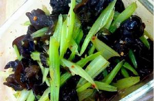 芹菜涼拌木耳 芹菜涼拌木耳