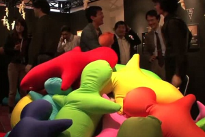 Hugvie：通話時可感覺對方心跳的人形抱枕 