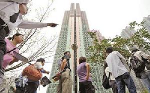 房協推出464個夾屋貨尾單位銷售，3日首天開售吸引1500人次參觀，全日長長的人龍久久未散。