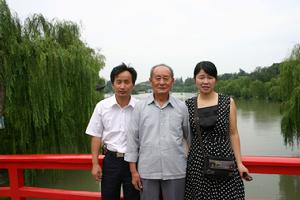 石全瑜與孫子、孫媳婦的合照