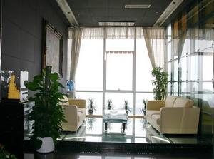 窗明几淨的會客室