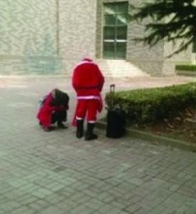 聖誕爸爸女兒感動哭了