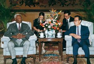 1999年9月14日，李瑞環會見來訪的蓋亞那前總統、人民全國大會黨領袖戴斯蒙德·霍伊特。
