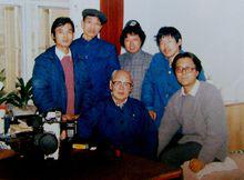 何海霞與中央台攝製組及學生臧伯良（右）