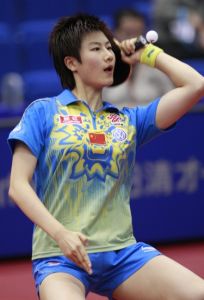 下蹲式發球 下蹲式發球