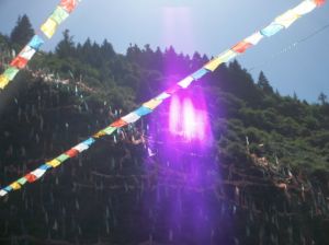 這是佛學院空中出現占巴南喀、才翁仁孜、白瑪陀忠（蓮花生）三位父子下凡人間的瑞相