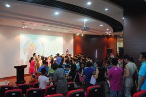 “我與作家一起讀書”孩子們索要著名作家曹文軒簽名