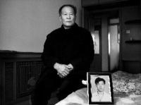 於維平父親守在死者遺像前